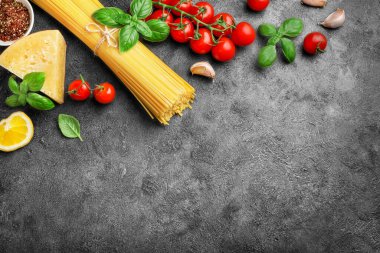 Siyah arka planda İtalyan makarnası için gıda malzemeleri. Üst Manzara. Boşluğu kopyala.