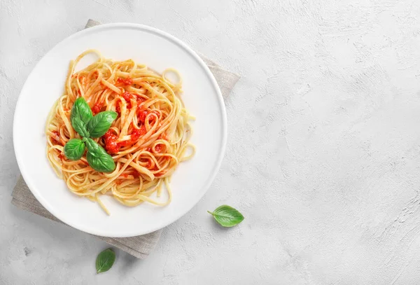 Domatesli Talyan Makarnası Beyaz Arka Planda Parmesan Peyniri Fesleğen Üst — Stok fotoğraf