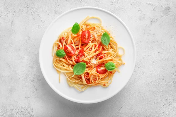 Italienische Pasta Mit Tomaten Käse Parmesan Und Basilikum Auf Weißem — Stockfoto