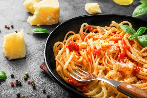 Italienische Pasta Mit Tomaten Käse Parmesan Und Basilikum Auf Schwarzem — Stockfoto