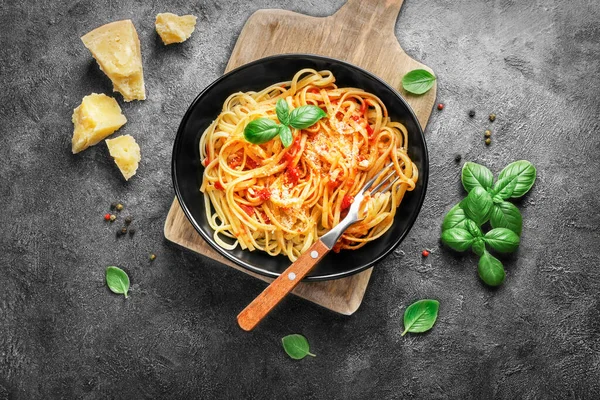 Italienische Pasta Mit Tomaten Käse Parmesan Und Basilikum Auf Schwarzem — Stockfoto