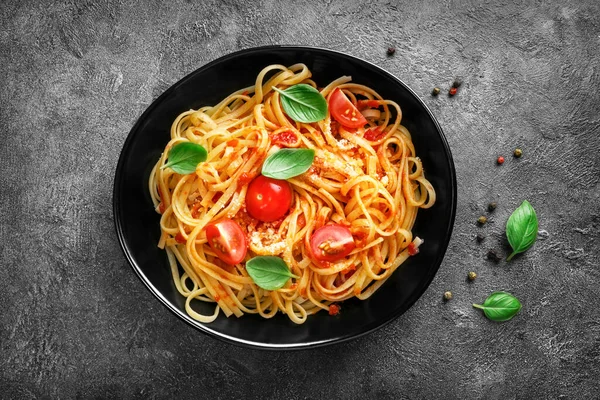 Italienische Pasta Mit Tomaten Käse Parmesan Und Basilikum Auf Schwarzem — Stockfoto