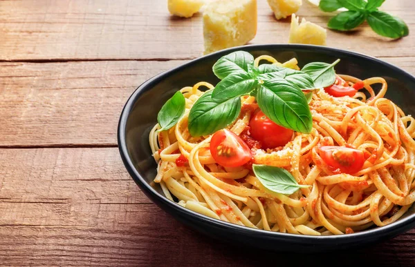 Italienische Pasta Mit Tomaten Käse Parmezan Und Basilikum Auf Schwarzem — Stockfoto