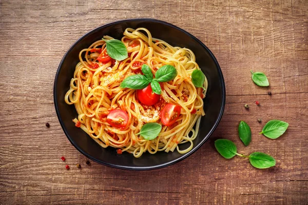 Italienische Pasta Mit Tomaten Käse Parmezan Und Basilikum Auf Schwarzem — Stockfoto