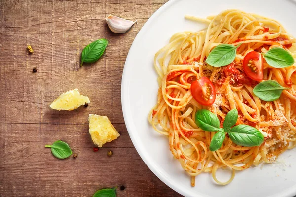 Italienische Pasta Mit Tomaten Käse Parmezan Und Basilikum Auf Weißem — Stockfoto