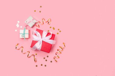 Pembe arka planda şirin küçük hediye kutuları. Üst Manzara. Boşluğu kopyala.