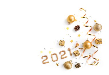 Beyaz arka planda izole edilmiş Noel kompozisyonu. Üst Manzara. Boşluğu kopyala.