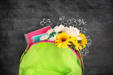 Siyah karatahta arkaplanda öğretmenler günü tebrik kartı. Üst görünüm.