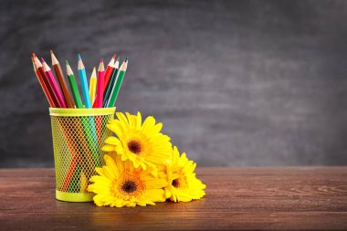 Siyah karatahta arkaplanda öğretmenler günü tebrik kartı. Boşluğu kopyala.