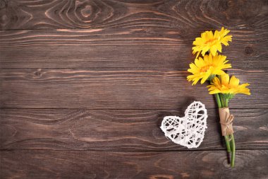 Ahşap arka planda güzel buketli tebrik kartı. Üst Manzara. Boşluğu kopyala.