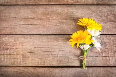 Ahşap arka planda güzel buketli tebrik kartı. Üst Manzara. Boşluğu kopyala.