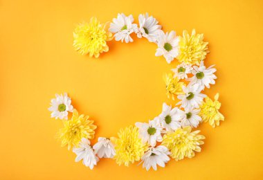 Turuncu arka planda sarı ve beyaz çiçekli tebrik kartı. Boşluğu kopyala.