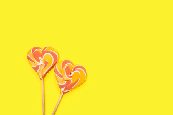 Piruletas Colores Forma Corazón Sobre Fondo Amarillo Vista Superior Copiar —  Fotos de Stock