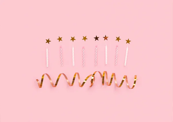 Composición Fiesta Cumpleaños Con Velas Cintas Confeti Sobre Fondo Rosa — Foto de Stock