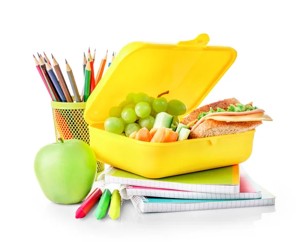 健康的学校午餐盒和白色背景隔离的学校文具 — 图库照片