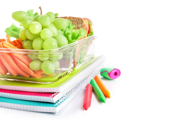 健康的学校午餐盒和白色背景隔离的学校文具 — 图库照片
