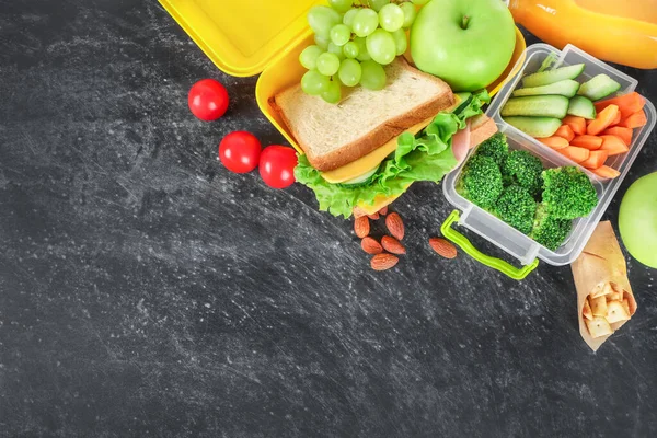 Cajas Almuerzo Escolares Saludables Sobre Fondo Pizarra Negra Vista Superior — Foto de Stock