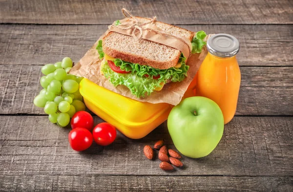 Ahşap Arka Planda Sağlıklı Okul Beslenme Çantası — Stok fotoğraf