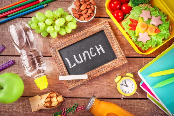 Lunchdags Friska Skolan Lunchlåda Och Skolan Brevpapper Trä Bakgrund Ovanifrån — Stockfoto