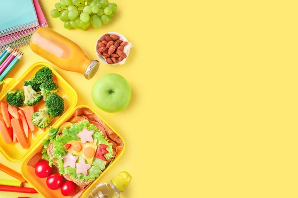 健康的学校午餐盒和黄色背景的学校文具 复制空间 — 图库照片