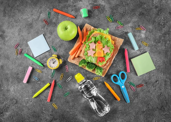 Sandwich Sano Bambino Con Rucola Cancelleria Scolastica Sfondo Lavagna Nera — Foto Stock