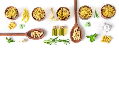 Bitkisel haplı çeşitli şifalı bitkiler ve beyaz arka planda izole edilmiş aroma yağı. Üst Manzara. Uzayı kopyala Bitkisel tıp konsepti.