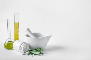 Kabuklu havan topuzu, doğal malzemeli laboratuvar cam ekipmanları ve beyaz arka planda beyaz haplar. Uzayı kopyala Bitkisel tıp konsepti.