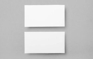 Gri arka planda boş kartvizitler. Üst görünüm.