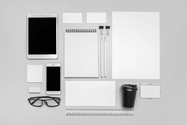 Gri arka planda kurumsal kimlik kırtasiyesi var. Üst görünüm.