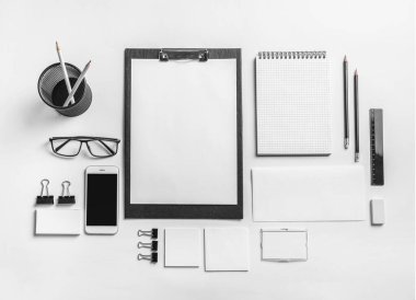 Gri arka planda kurumsal kimlik kırtasiyesi var. Üst görünüm.