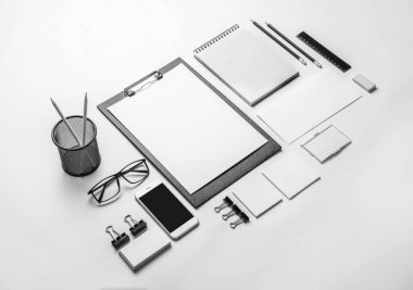 Gri arka planda kurumsal kimlik kırtasiyesi var. Üst görünüm.