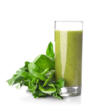 Beyaz arka planda izole edilmiş taze yeşil, sağlıklı organik meyve suyu..