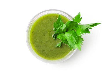 Beyaz arka planda izole edilmiş taze yeşil, sağlıklı organik meyve suyu. Üst görünüm.