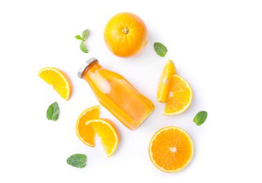 Beyaz arka planda izole edilmiş cam şişede taze portakal suyu. Üst görünüm.