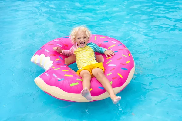 Kind Schwimmbad Auf Lustigem Aufblasbaren Donut Schwimmring Kleiner Junge Lernt — Stockfoto