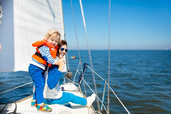 Mutter Und Kleiner Junge Segeln Auf Jacht Meer Familiensegeln Auf — Stockfoto