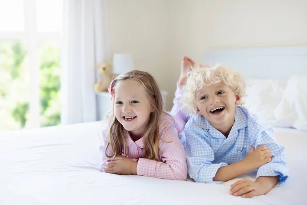 Barn Leker Föräldrarnas Säng Barn Vaknar Soligt Vitt Sovrum Pojke — Stockfoto