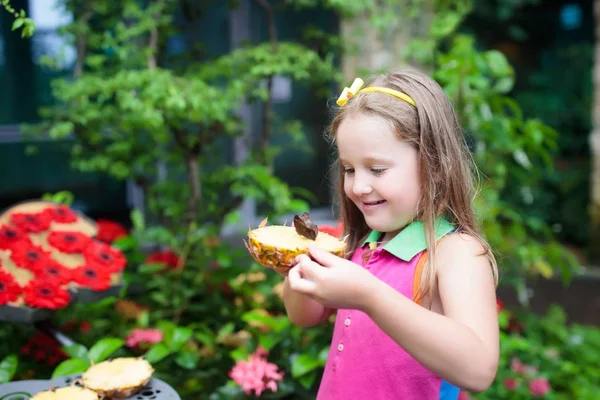 Enfant Observant Papillon Jardin Tropical Petite Fille Nourrissant Des Papillons — Photo