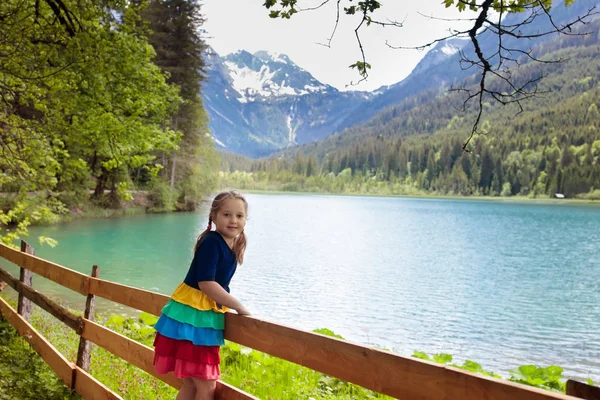 Senderismo Infantil Las Montañas Los Alpes Mirando Hermoso Lago Niño — Foto de Stock