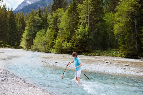 Niños Haciendo Senderismo Los Alpes Cruzando Río Los Niños Juegan —  Fotos de Stock