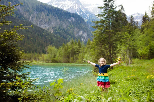 Barn Vandra Alperna Bergen Tittar Vackra Sjön Kid Alpblomman Fältet — Stockfoto