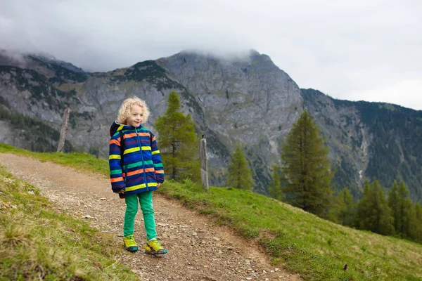 Kinderwandelen Alpen Kinderen Kijken Naar Besneeuwde Bergen Oostenrijk Voorjaarsvakantie Kleine — Stockfoto