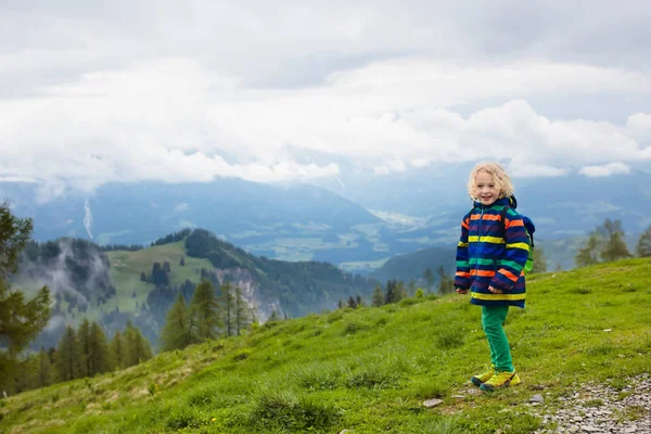 Barn Som Vandrar Alperna Barn Tittar Snötäckta Berg Österrike Vårlovet — Stockfoto