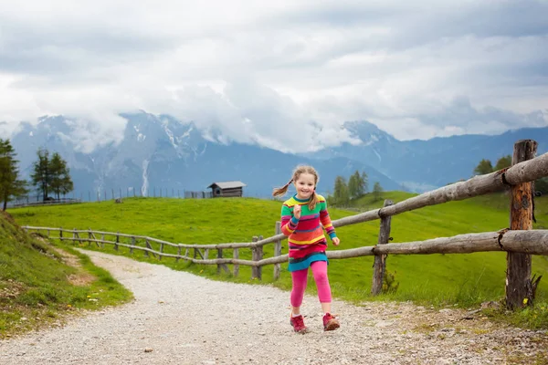 Niños Caminando Las Montañas Los Alpes Los Niños Ven Montaña —  Fotos de Stock