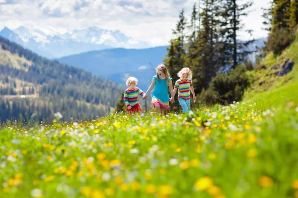 어린이들은 알프스 산맥을 아이들은 오스트리아의 눈덮인 산에서 있습니다 소녀들은 지대를 — 스톡 사진