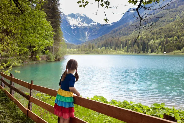 Barn Vandra Alperna Bergen Tittar Vackra Sjön Kid Alpblomman Fältet — Stockfoto