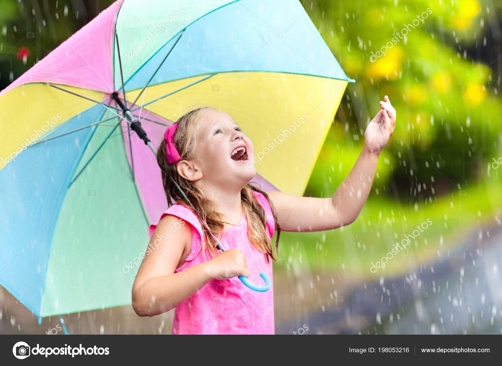Kid Playing Out Rain Children Umbrella Play Outdoors Heavy Rain — Stock