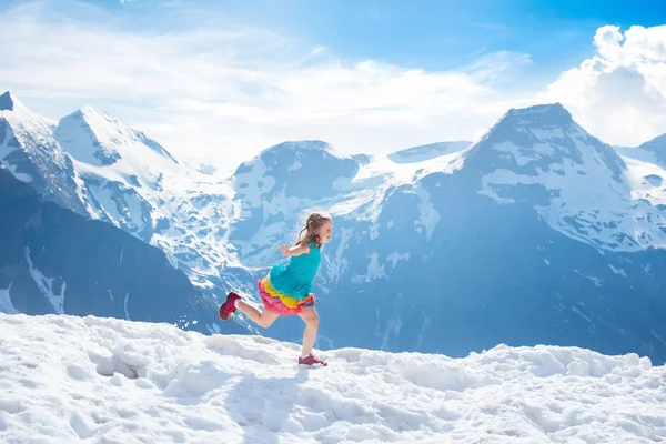 在奥地利阿尔卑斯山徒步旅行的儿童 在春天里温暖的阳光下 雪中的孩子们爬上了山顶 暑假家庭度假 小女孩踏上了登顶之路 户外运动 — 图库照片