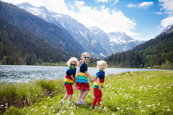 Niños Haciendo Senderismo Las Montañas Los Alpes Mirando Hermoso Lago —  Fotos de Stock