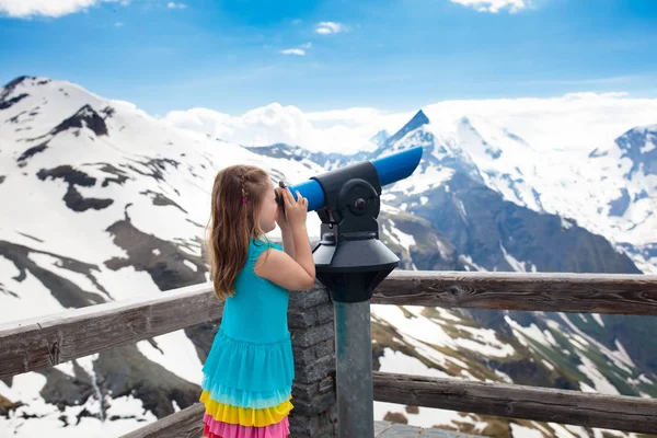 Barn Vandring Alperna Mountains Österrike Barn Titt Snö Täckte Berg — Stockfoto